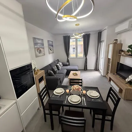 Golden Sunset Apartment *